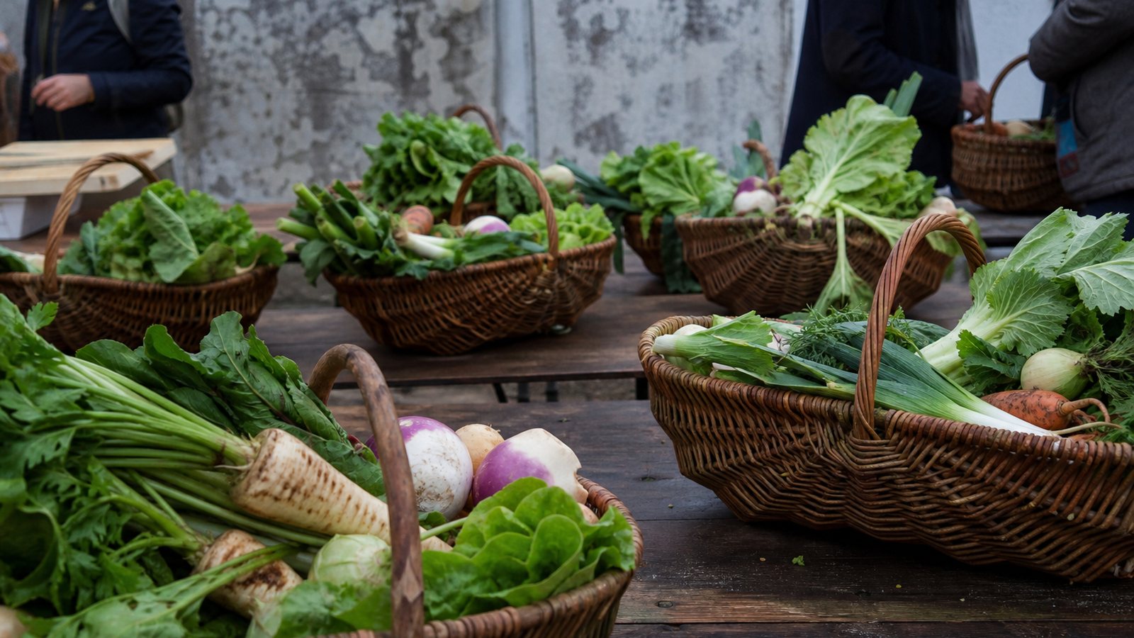 Paniers de légumes non récupérés attendant sur la table en fin de distribution d'AMAP