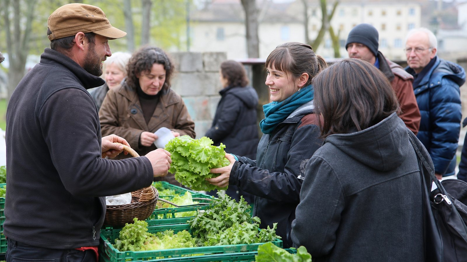 Producteur échangeant avec des adhérents lors d'une distribution de paniers d'AMAP