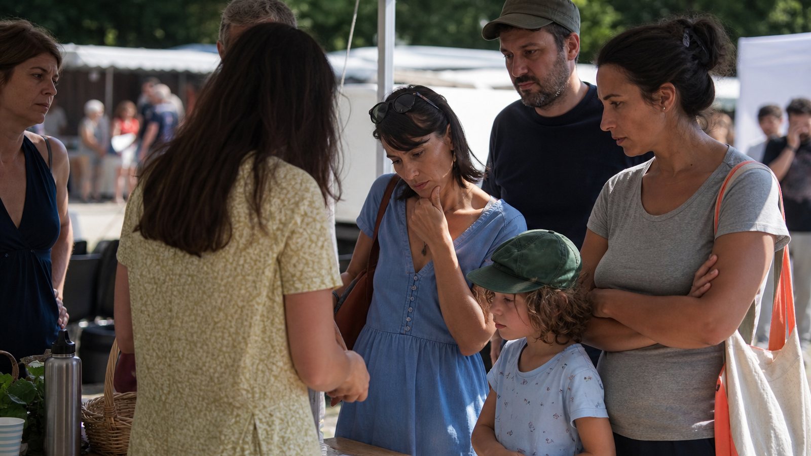 Stand d'information d'une AMAP présentant les contrats de saison à de nouvelles familles